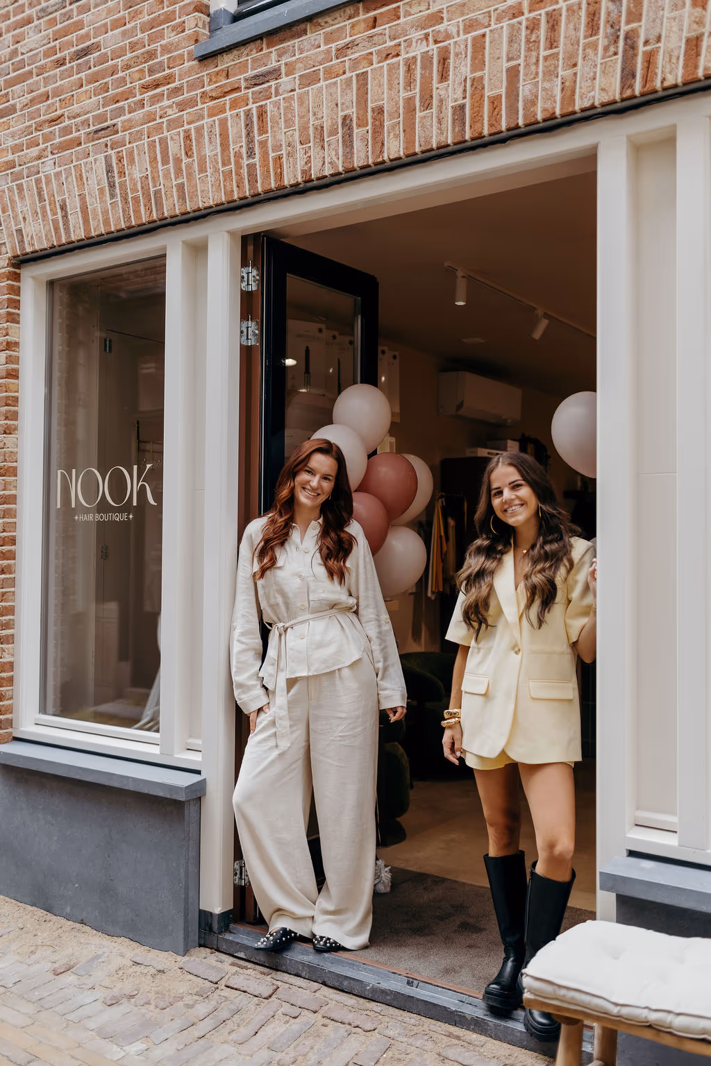 Daphne en Floor in de deuropening van Nook Hair Boutique